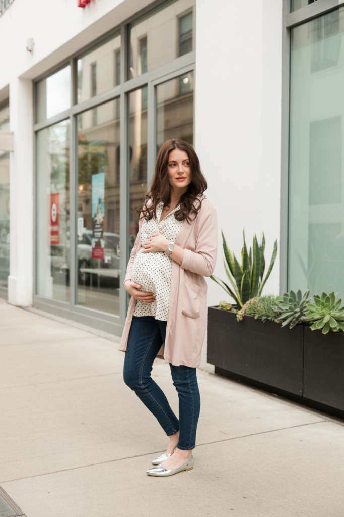 15+ Fall Pregnancy Outfits to Keep You Cozy, Stylish, and Confident